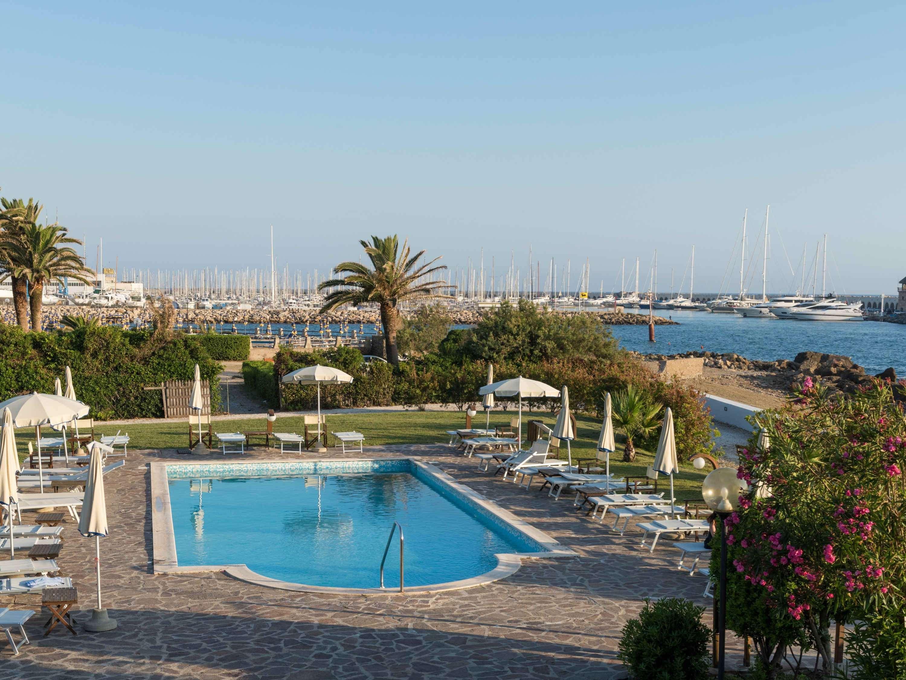 Sunbay Park Hotel Civitavecchia Bagian luar foto
