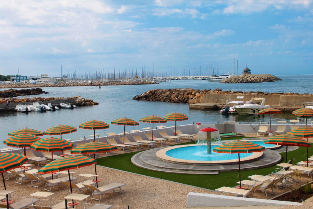 Sunbay Park Hotel Civitavecchia Bagian luar foto